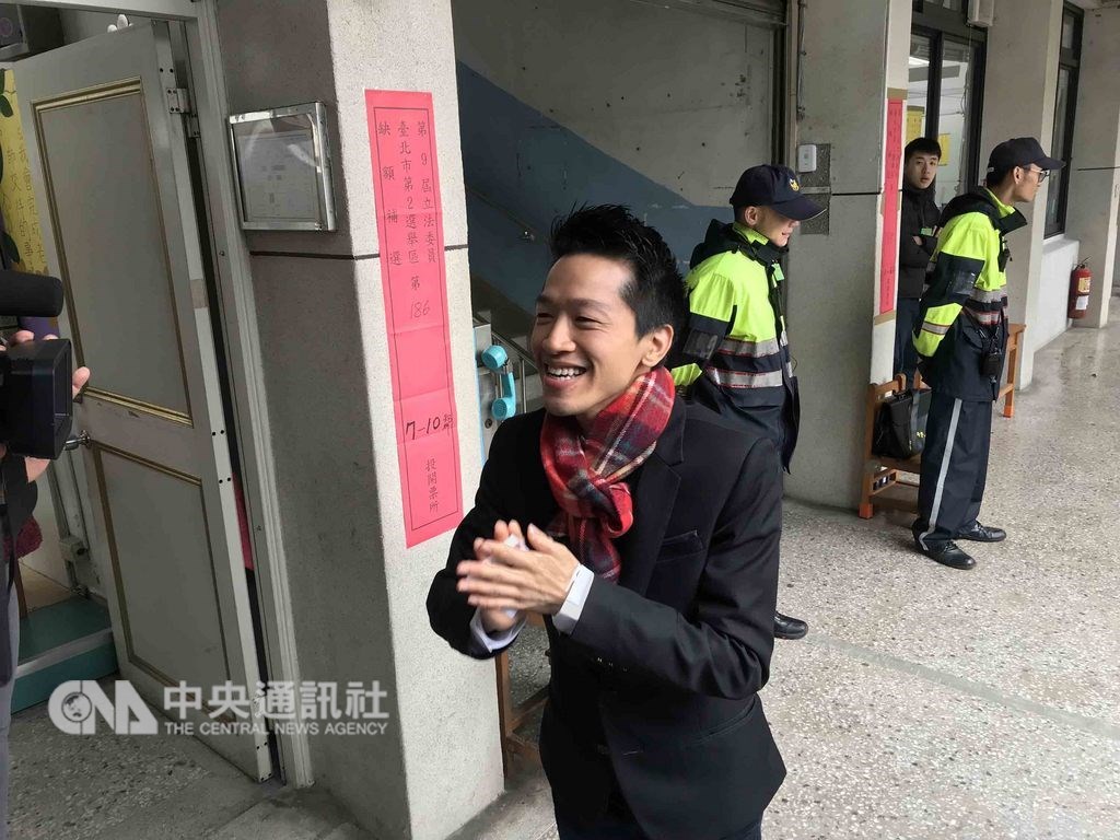 何志伟(左一)(图片来源:台“中央社”)