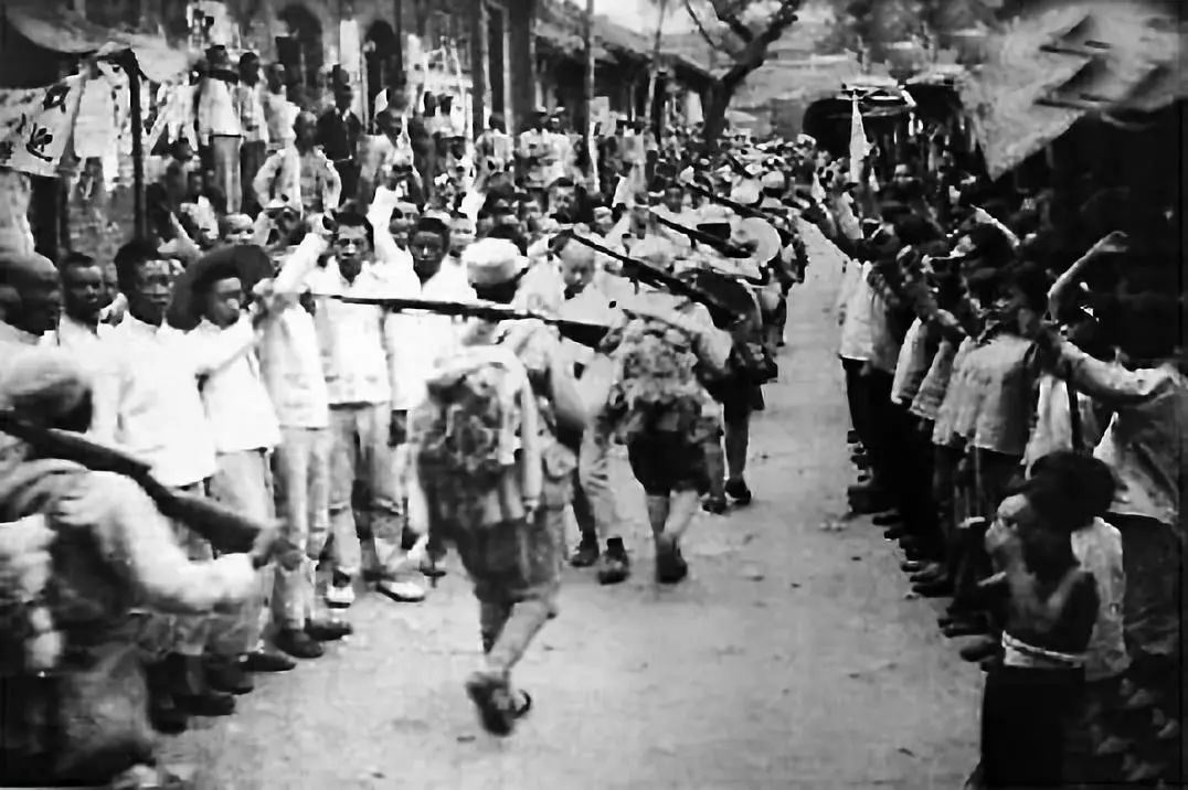 中国有一支军队,打内战像弱鸡,打日本人像疯狗