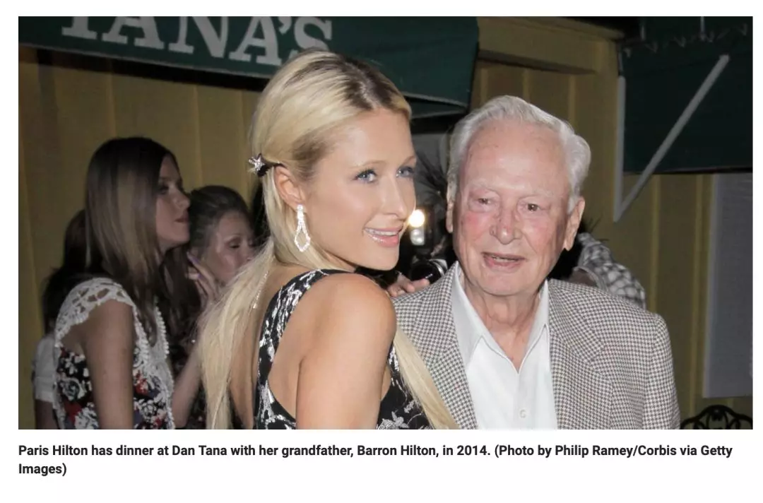  帕丽斯·希尔顿与祖父巴伦·希尔顿在2014年的合影（图片来源：福克斯新闻报道截图）