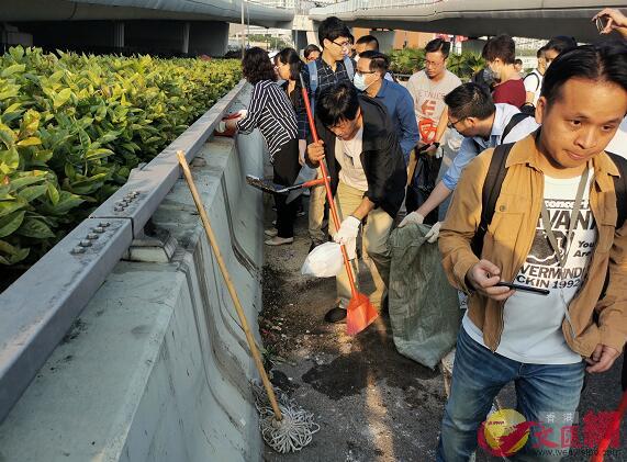  香港市民自发清理理大附近路障。（图源：文汇网）
