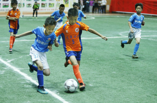 西中街小学优质教育资源带举办校园足球亲子嘉