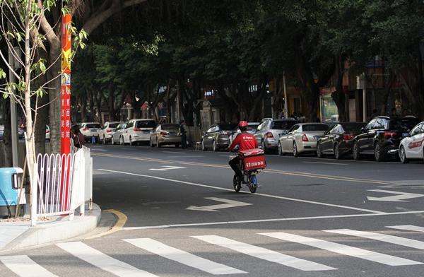  2016年，广州，某外卖员在机动车道逆向行驶。视觉中国 资料图