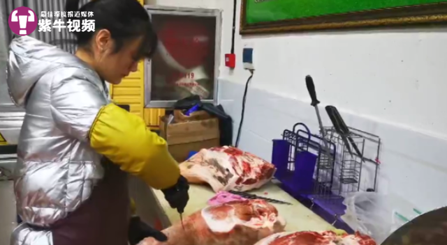  张志远在店里忙着切肉