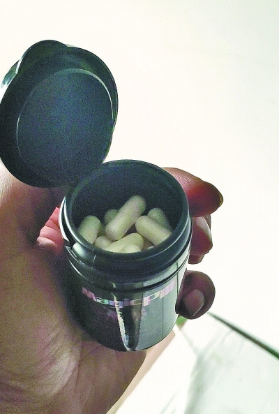 现场查获的各色胶囊 通讯员高雷 摄