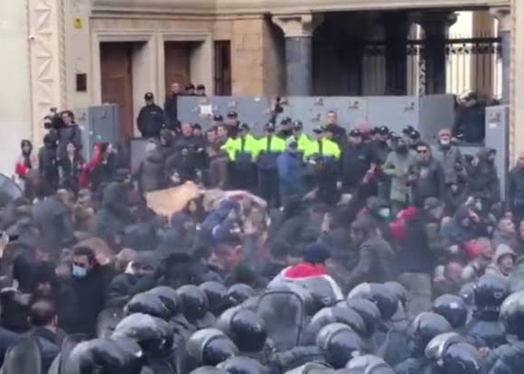 格鲁吉亚爆发反政府游行 2万人围堵议会大楼