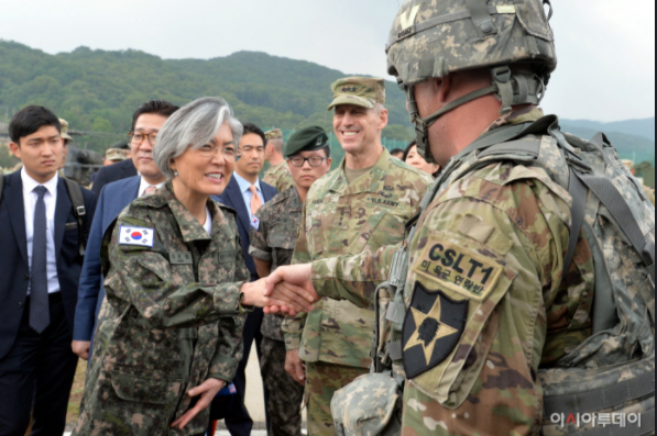 康京和与驻韩美军士兵握手