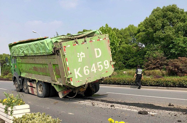 青浦盈港东路路面下陷深达一米 土方车经过轮胎也没了