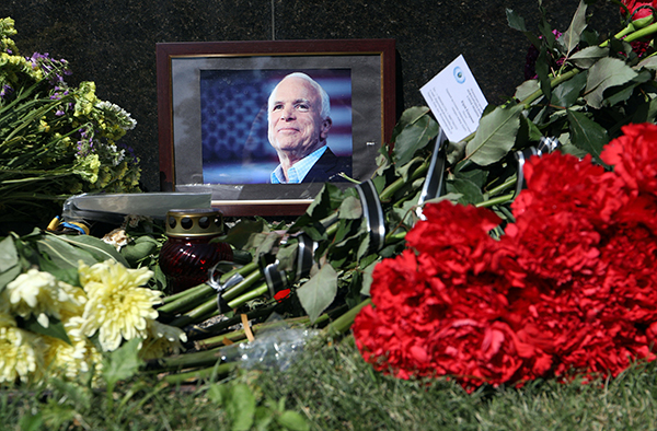 他马上要死了:中道政治在美国已成往事,麦凯