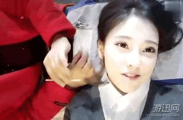 斗鱼冯提莫直播采耳引围观 表情太销魂让人想