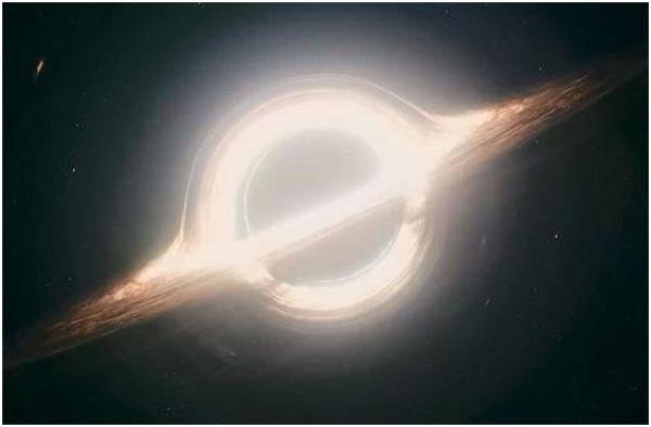 《星际穿越》中的黑洞选择用亮黄色进行呈现