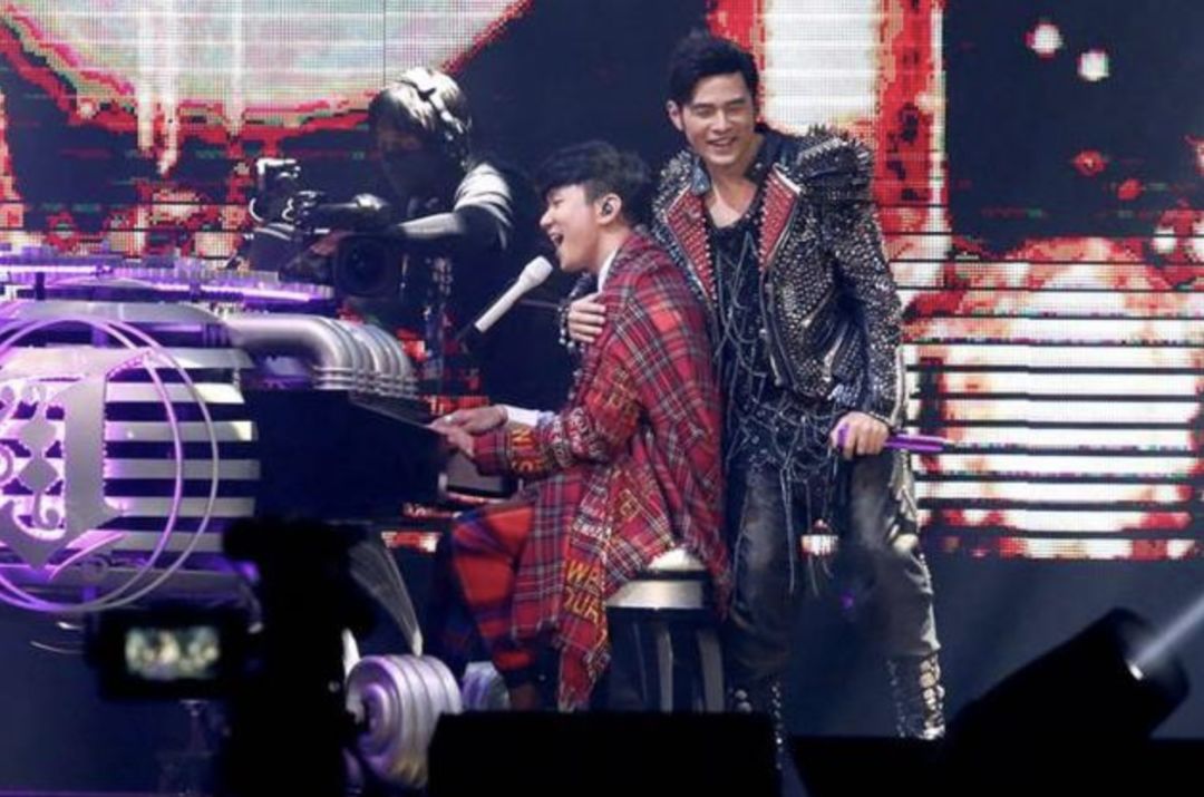 周杰伦林俊杰同台演唱惊艳全场,网友:最强组合“周婕纶”终于上线了