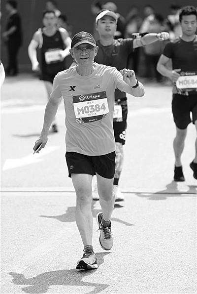 康复专家励建安拿自己做实验 骨折第12天,去爬紫金山