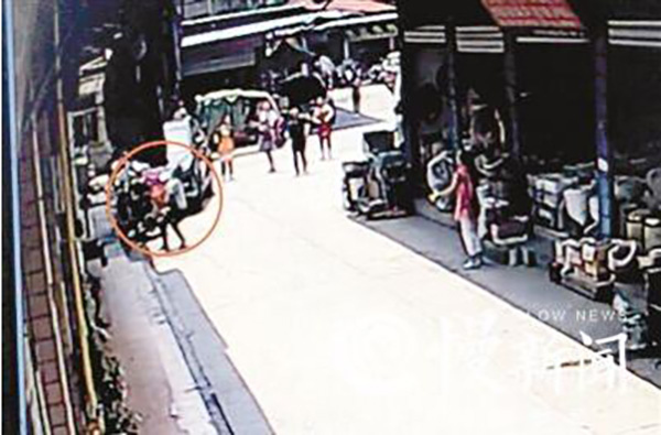 张云接住女孩瞬间