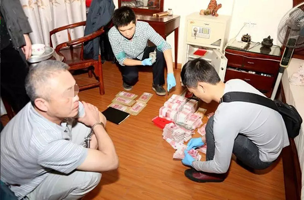 海南“土皇帝”黄鸿发：手下数百人涉黑 敛财15亿