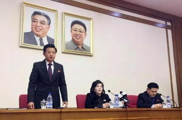 ▲朝鮮外務省副相崔善姬(中)15日在平壤召開記者會,指責美國提出過分要求且寸步不讓。(美聯社)
