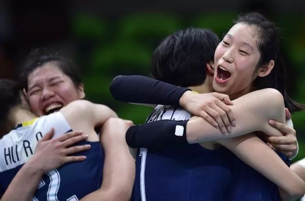 ▲资料图片：2016年8月16日，中国队球员朱婷（右一）在赛后和队友拥抱庆祝胜利。当日，在2016年里约奥运会女子排球四分之一决赛中，中国队以3比2战胜巴西队，晋级四强。（新华社）