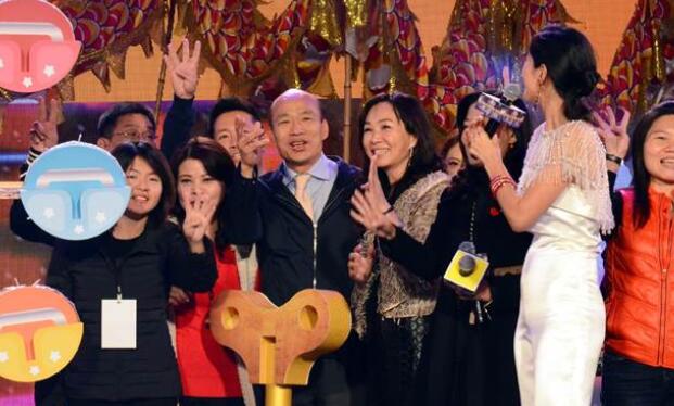 高雄市长韩国瑜、李佳芬伉俪一起出席2019高雄跨年派对,与民众同乐倒数计时迎接新年。(图片来源:台湾《中时电子报》)