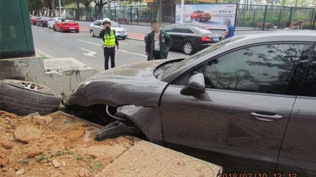 珠海本田轻碰保时捷，一下撞掉50万，司机当场崩溃