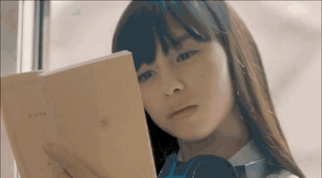 半信半疑的少女, 从此坐地铁在看书