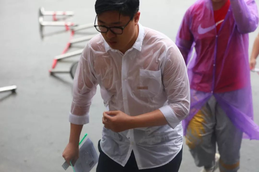 一种尼龙免冲齿拉链生产设备的制作方法