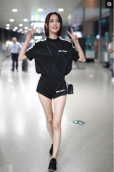 佟丽娅穿短裤腿型变奇怪 网友：这裤子到底有多短
