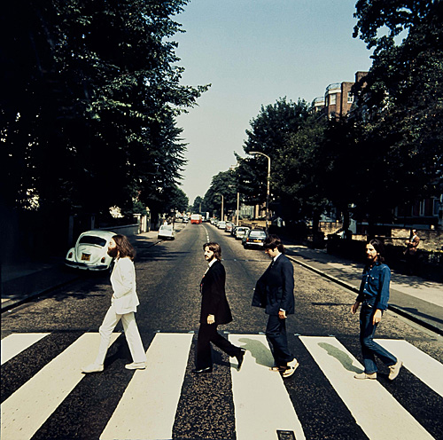 这是翻拍的披头士乐队1969年发行专辑《Abbey Road》的宣传照。（新华社/路透）