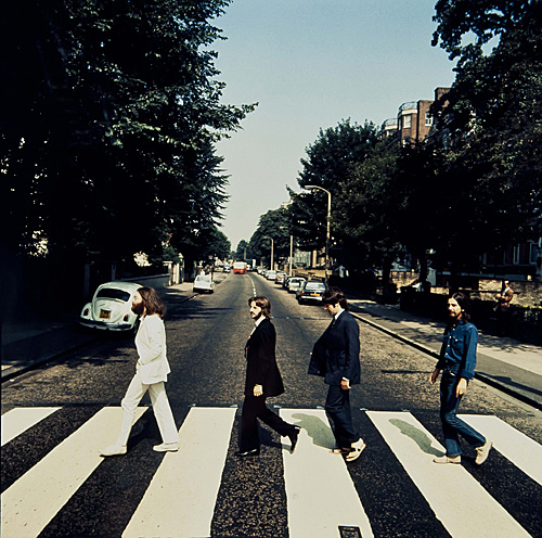 这是翻拍的披头士乐队1969年发行专辑《Abbey Road》的宣传照。(新华社/路透)