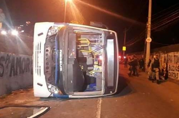 巴西里约一公交车侧翻 致14人受伤