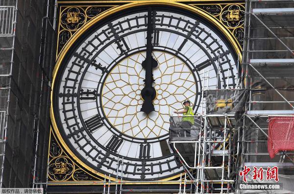英国大本钟改头换面 工人更换钟面玻璃