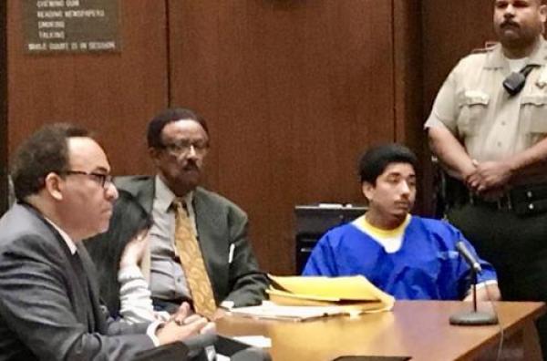13日法庭现场，正面穿囚服者为罪犯迪卡门，罪犯谷艾瑞罗躲避镜头，藏匿在左侧两名律师之间。（图片来源：美国侨报 法庭指定摄影师拍摄）