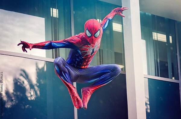 《漫威蜘蛛侠》小虫Cos集锦 好逗比的蜘蛛警察!(图)
