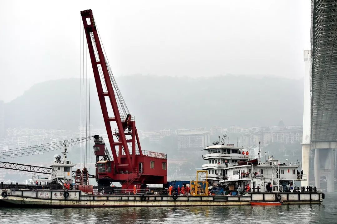 视频:重庆万州坠江公交车被打捞出水时,现场鸣笛致哀