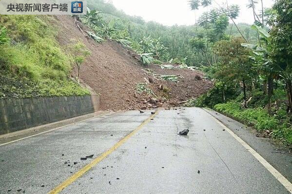 云南金平县受暴雨影响多条公路中断 正全力抢修