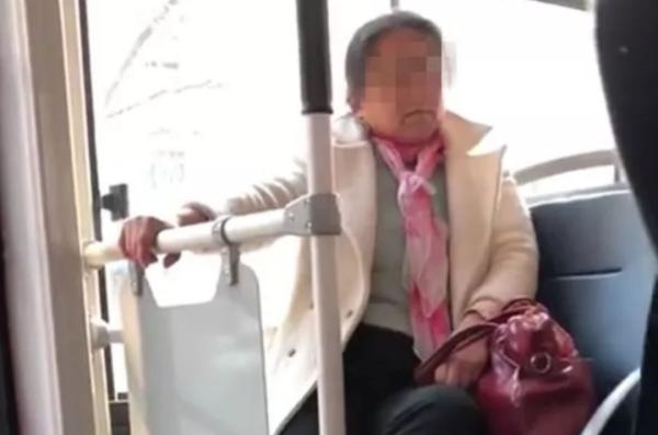 网友拍摄的现场视频显示，老太强行要求小学生让座。 截屏图