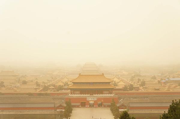 2018年3月28日,北京,沙尘天气之下的故宫。 视觉中国 图