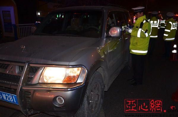 新疆乌苏市公安局交警大队开展夜查行动确保道