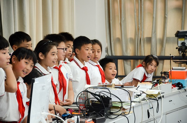 小学生走进大学科创课堂 激发青少年科学兴趣