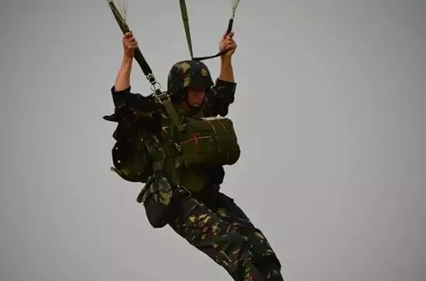  武仲良带领官兵参加直升机低空跳伞。 