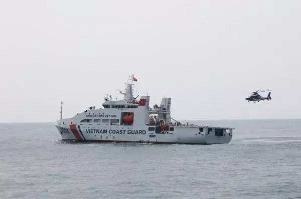 资料图:越南海警舰载直升机即将着舰。