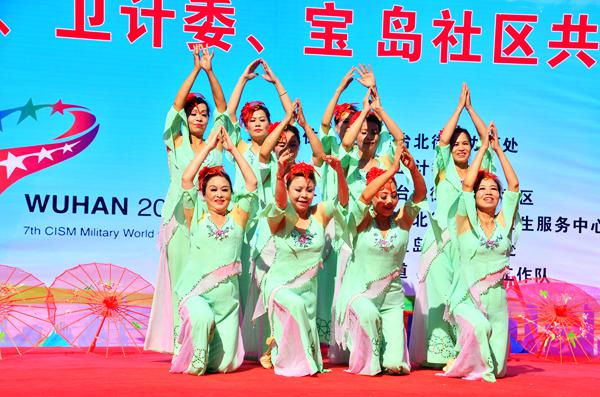 台北街宝岛社区组织居民载歌载舞迎军运