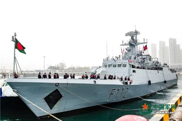 ▲4月21日上午,孟加拉国“决心”号护卫舰(BNS PROTTOY号 F112)抵达青岛大港码头,参加中国海军成立70周年多国海军活动。(中国军网)