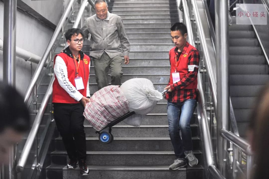 99%的武漢人坐地鐵都麻煩過他們，但很少有人知道他們的真實(shí)身份(圖5)