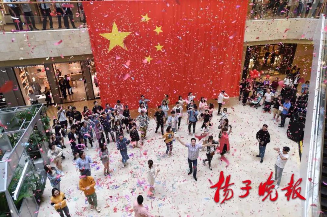 女孩商场里突然高唱《我爱你中国》,接着一群