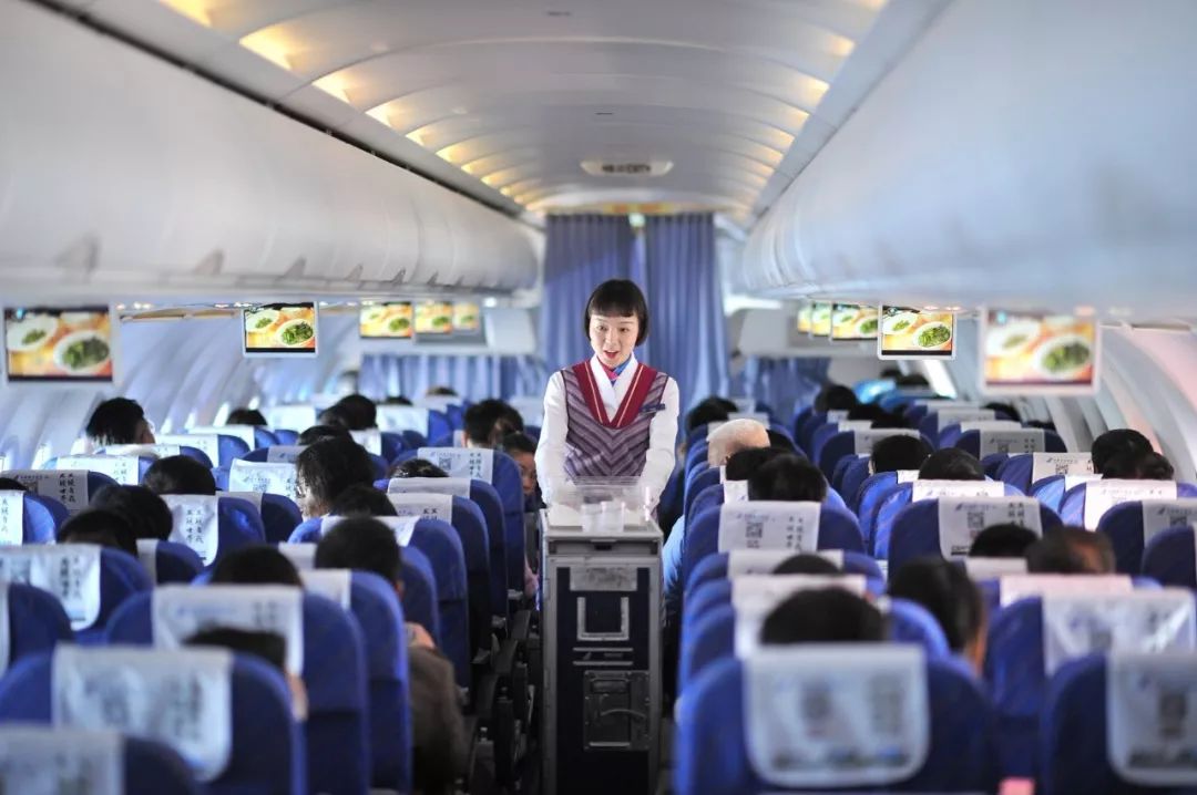 多家航空公司取消免费餐 以后坐飞机真要带泡面？