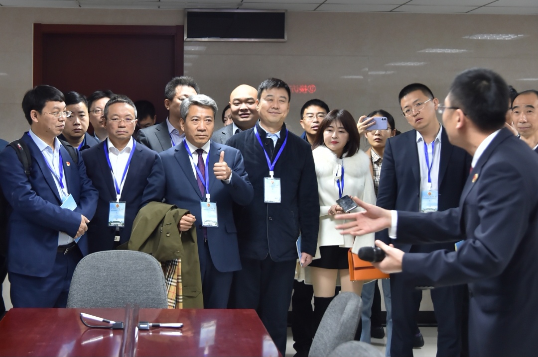 钱柜最新首页 流浪小奶狗溜进店里避雨,被店员拎出来后小家伙一脸委屈,心酸