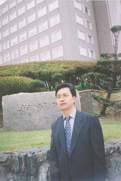 2003年9月18日，童增前往日本札幌法院为中国受害劳工出庭作证。中国民间对日索赔联合会供图