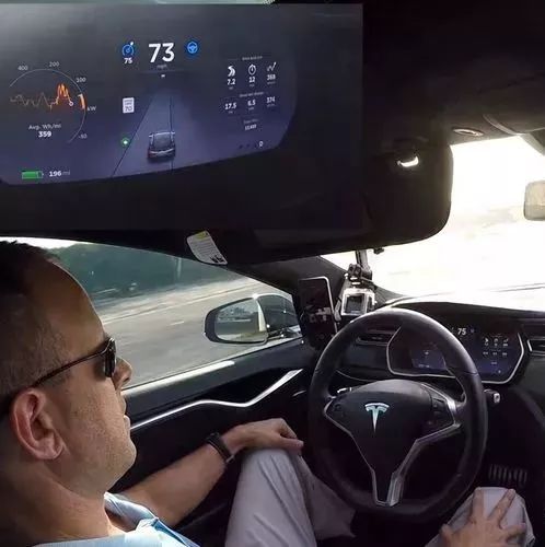 特斯拉车主“死亡弯道”实测Autopilot，结果…