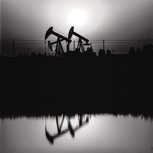 布油突破80美元整数关口 对冲基金押注美联储