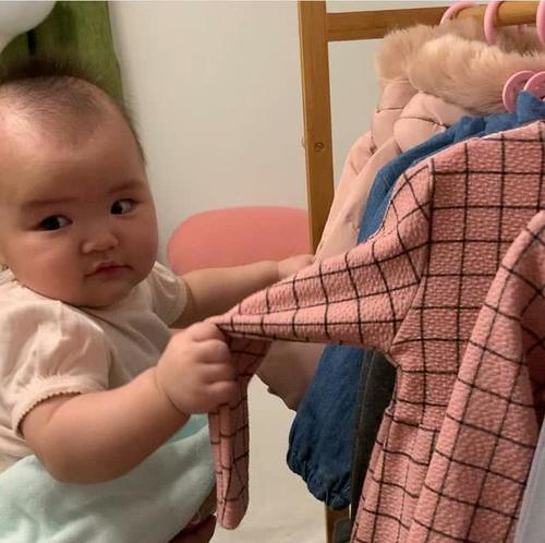 熊黛林老公晒小女儿吃饼干萌照,Lyvia表情包搞怪可爱!