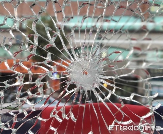刘安祺服务处遭枪击，玻璃窗被穿透。（图：东森新闻云）